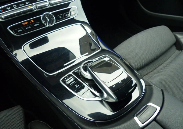 Mercedes-Benz Klasa E cena 119900 przebieg: 91465, rok produkcji 2017 z Pakość małe 379